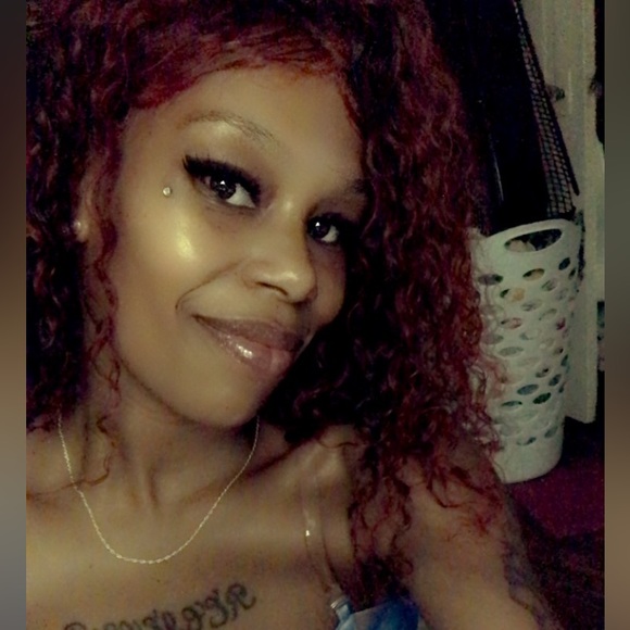 Meet your Posher, @LuxuryBeauty21 aka REESE - Picture 1 of 7